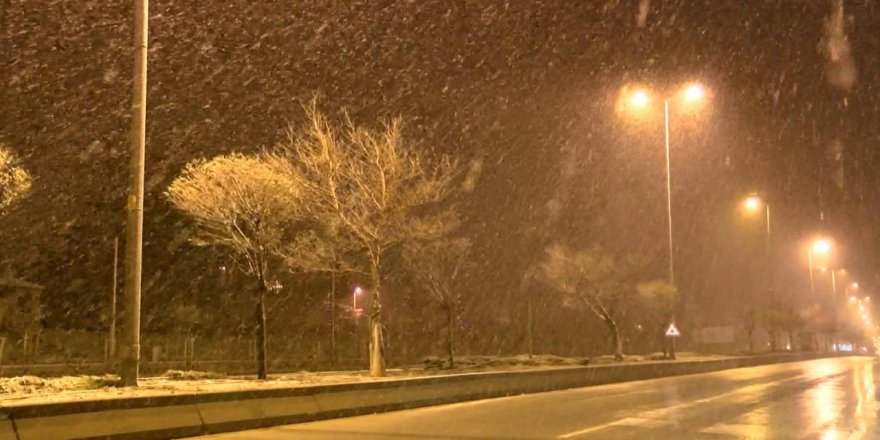 Ankara'ya mevsimin ilk karı yağdırıldı