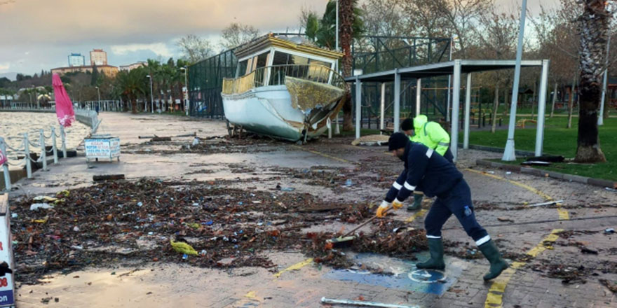 Fırtına estirildi denize atılan çöpler insanoğluna iade edildi