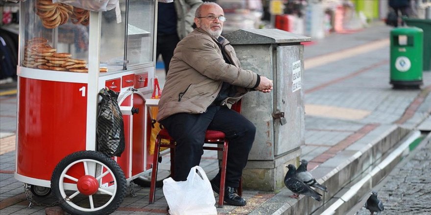 Güzel insanlar: Geçim kaynağı simitlerini 13 yıldır güvercinlerle paylaşıyor