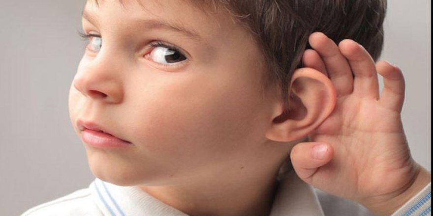 Çocuğunuzun yüksek sesle TV izlemesi işitme kaybı belirtisi olabilir