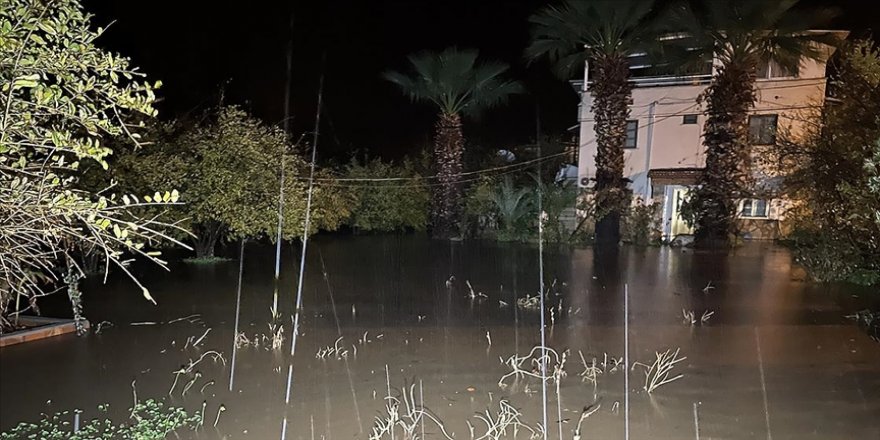 Bodrum ve Marmaris'te sağanak nedeniyle evleri su bastı, kaya parçaları yolları kapattı