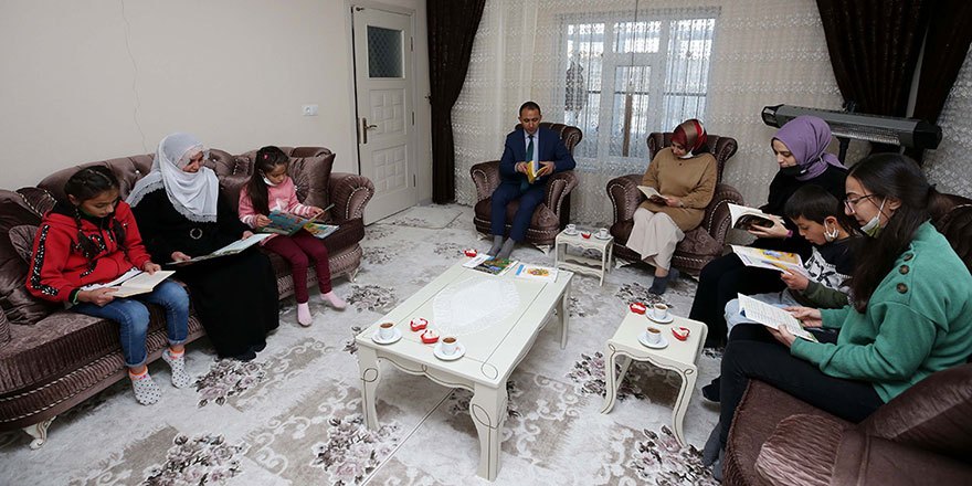 Gönüllü öğretmenler evleri ziyaret edip öğrenci ve velilerle kitap okuyor