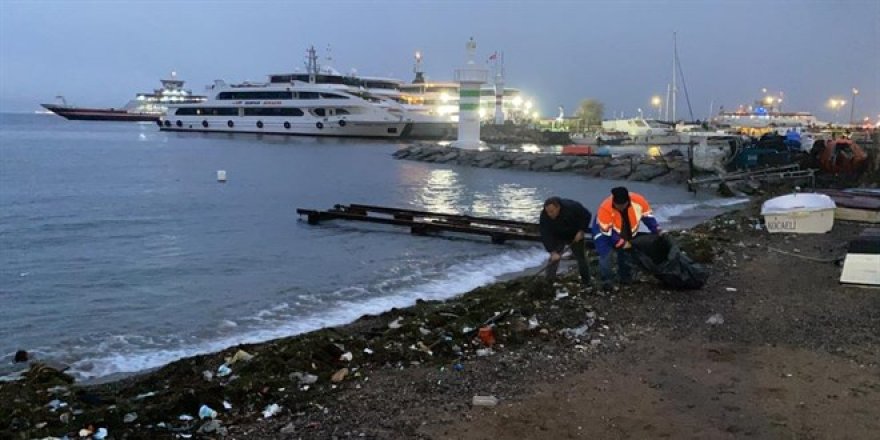 Fırtınanın ardından deniz kenarı çöplüğe döndü
