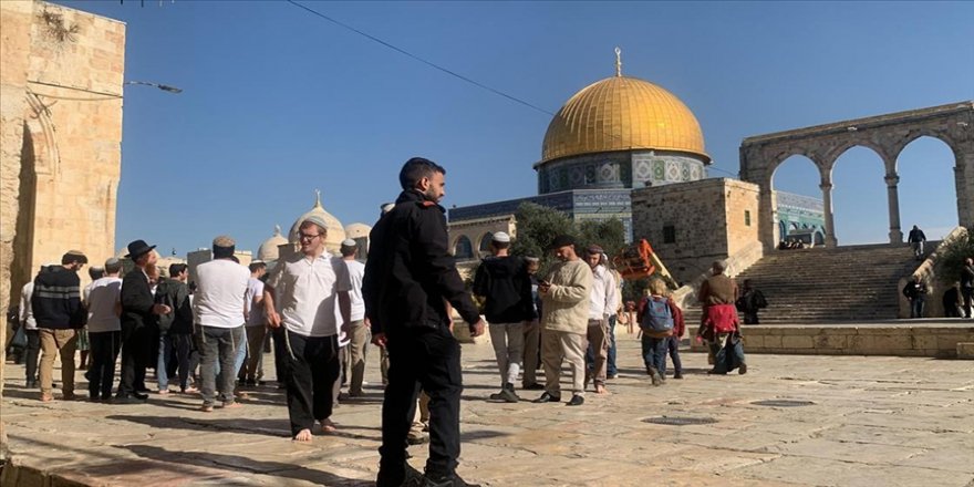 Yüzlerce fanatik Yahudi'den Mescid-i Aksa'ya bir baskın daha