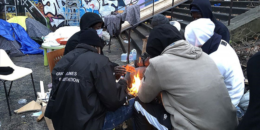 Fransa'da çocuk göçmenler Paris'te köprü altında hayata tutunmaya çalışıyor
