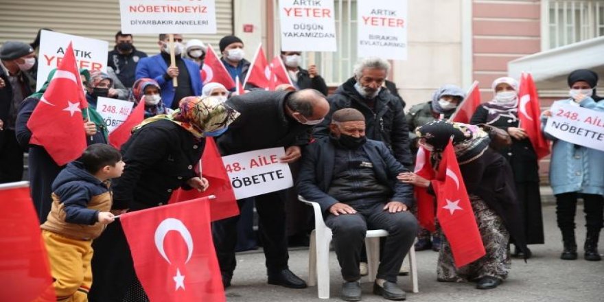 80 yaşında evlat nöbetine katıldı