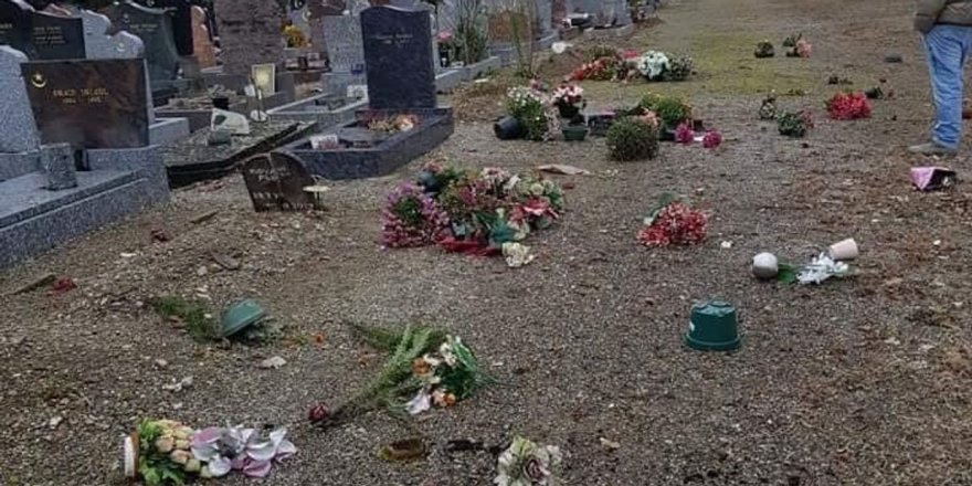 Fransa'da Müslüman mezarları tahrip edildi