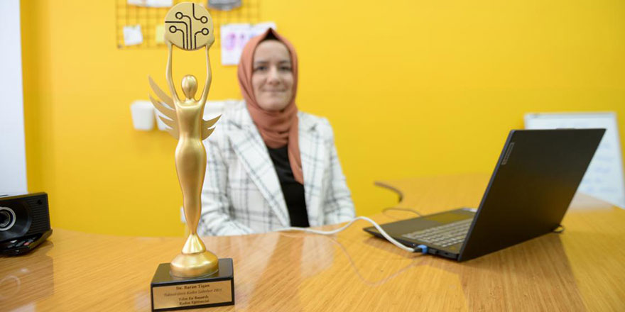 Meslektaşlarının gelişimine katkı sağlayan öğretmen Microsoft'tan ödül aldı