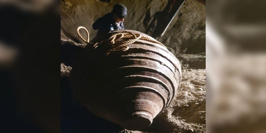 Tarlasını sürerken Roma döneminden küp buldu