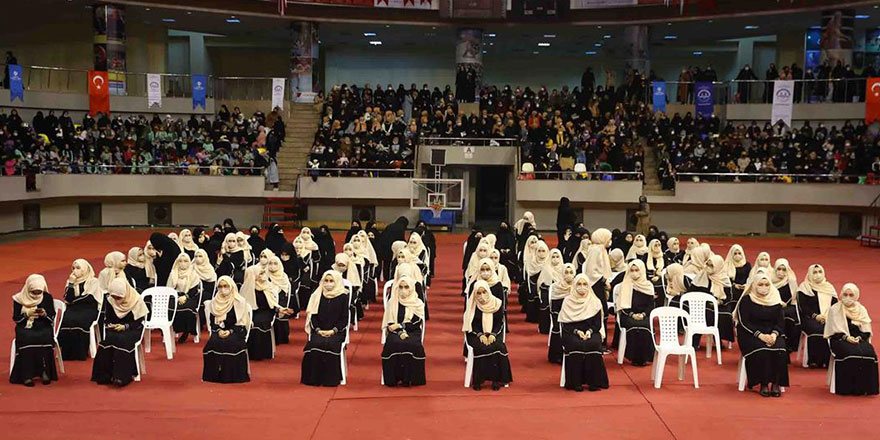 Kur'an'ı ezberleyen 111 kız hafize, taçlarını taktı