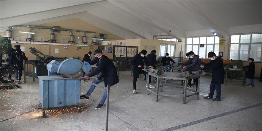 Mesleki eğitimdeki yenilikler öğrencilere erken yaşta iş olanağı sunuyor