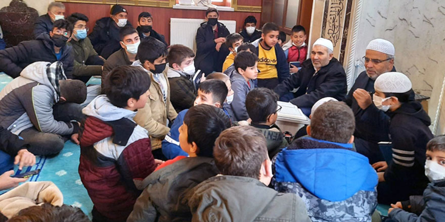 Gençlerle sohbet: Aynı toprakta, kavuna tatlılık bibere acılığı veren kim?