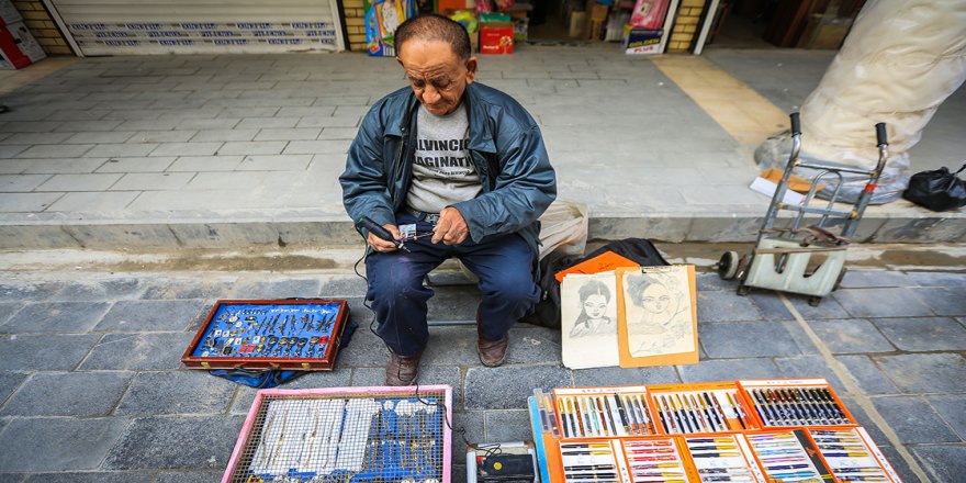 Süleymaniyeli Taha amca, Bağdat'ta 48 yıldır hediyelik eşyaları 'sevgiyle' işliyor