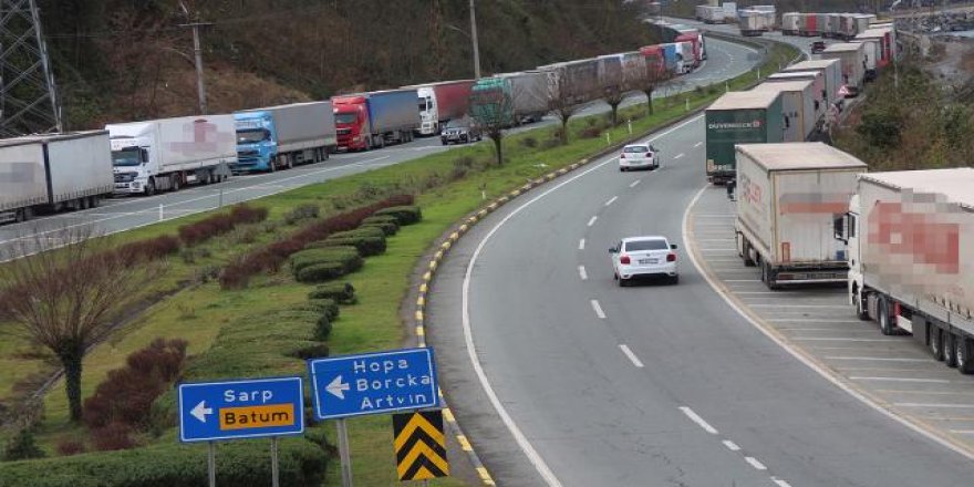 Sarp Sınır Kapısı'nda 29 kilometrelik kuyruk oluştu