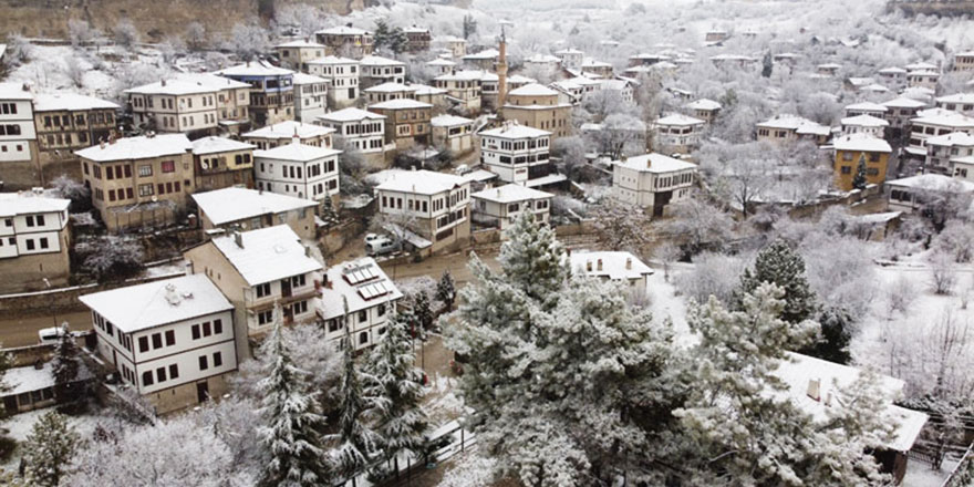 Safranbolu'nun tarihi konakları karla beyaza büründü