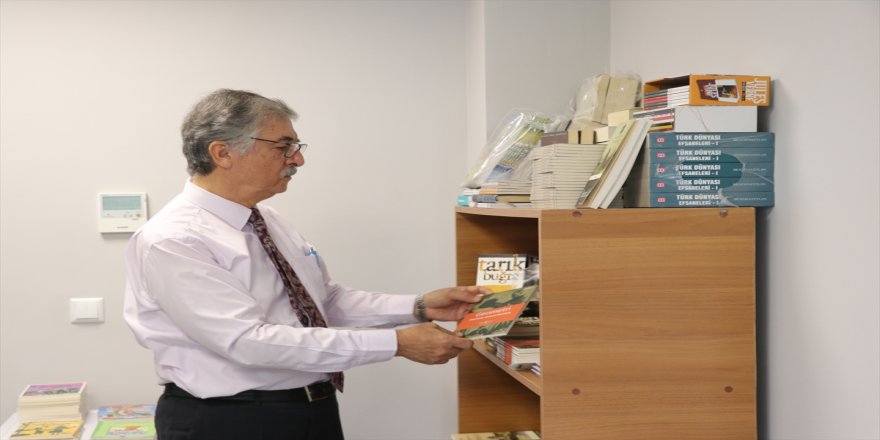 Manisa'da bir doktor, göz tedavisine gelen hastalarına kitap hediye ediyor