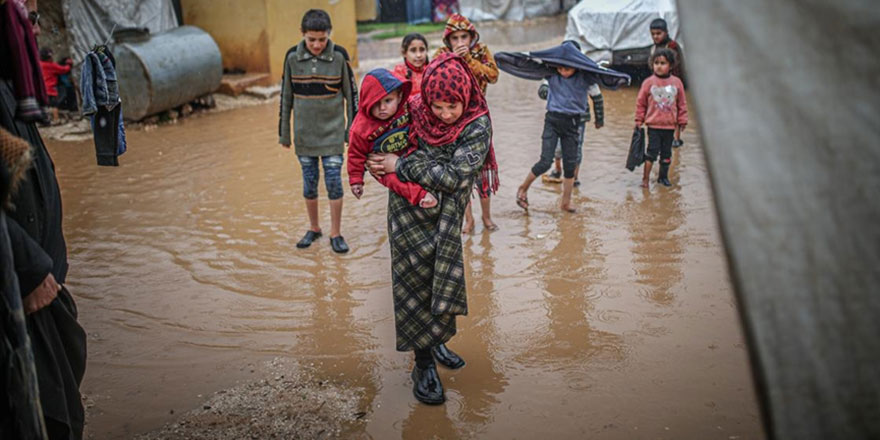 Suriyelilerin çamurlu kampla imtihanı