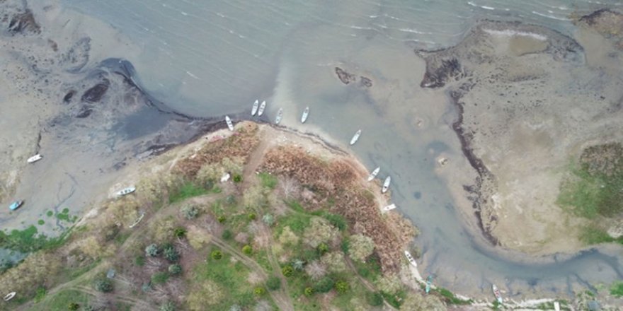 İznik Gölü'nde çekilme arttı: Balıkçı kayıkları karaya oturdu, adacıklar oluştu