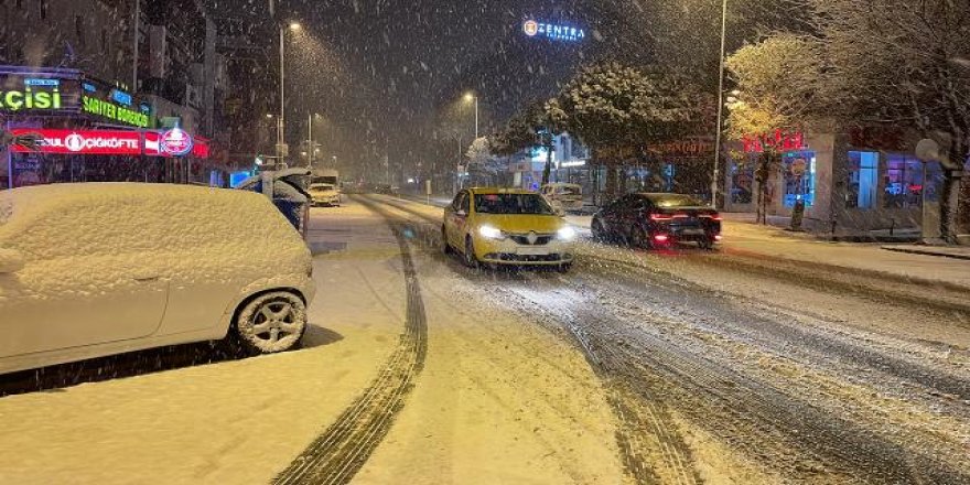 İstanbul'un yüksek kesimleri beyaza büründü
