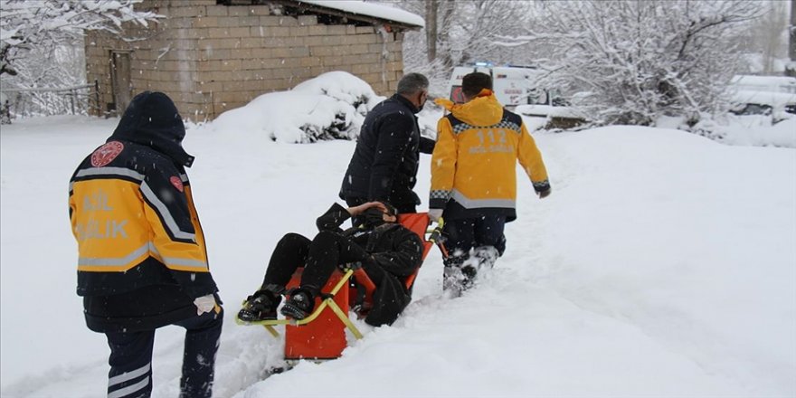 Sağlık ekipleri, kardan yolu kapanan evdeki hastayı sedyeyle 500 metre taşıdı