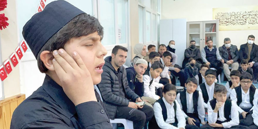 Ortaokullu öğrenciler ezanı güzel okumak için yarıştı