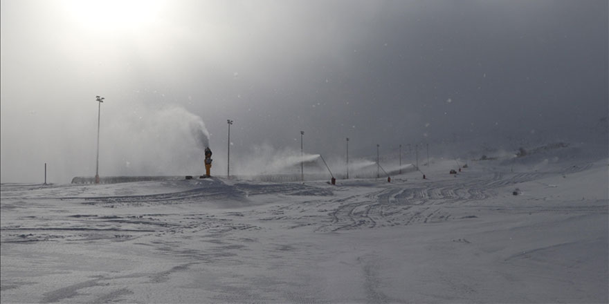 Sivas'ın yüksek kesimlerine kar yağdı