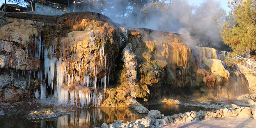 Afyonkarahisar'da sıcak akan şelale buz tuttu