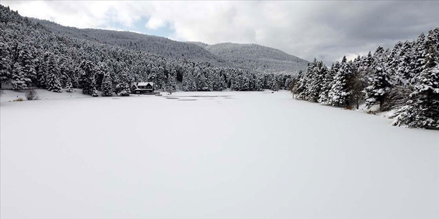 Gölcük Tabiat Parkı'ndaki gölün yüzeyi buz tuttu