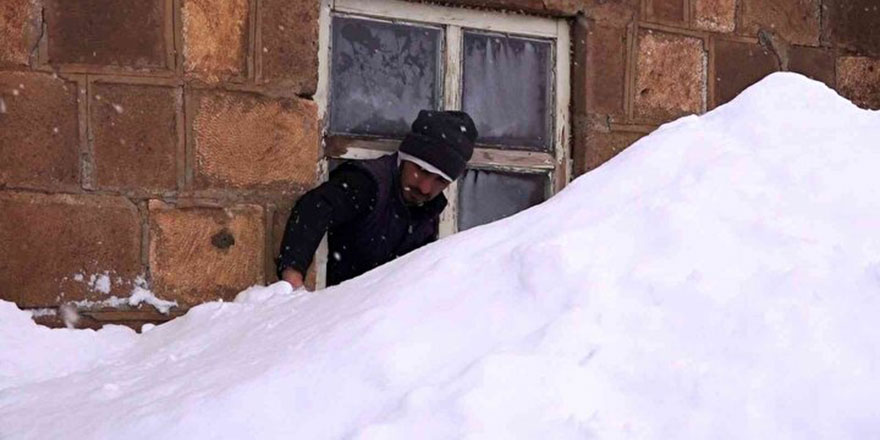 Kar kalınlığı 1,5 metreye ulaştı evlerine kardan tünellerden gidiyorlar
