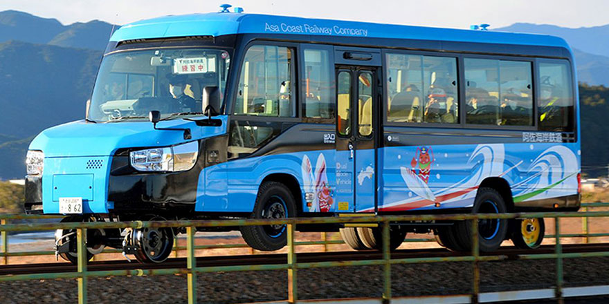 Japonlar yaptı: Otobüs 15 saniyede trene dönüşüyor