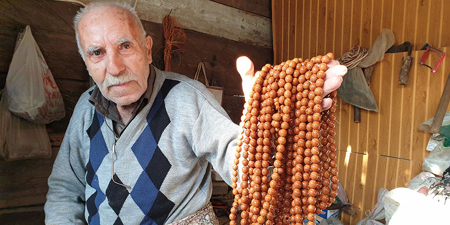 80 yaşındaki Kazım amcanın geçim kaynağı andız çekirdeğinden kokulu tespih