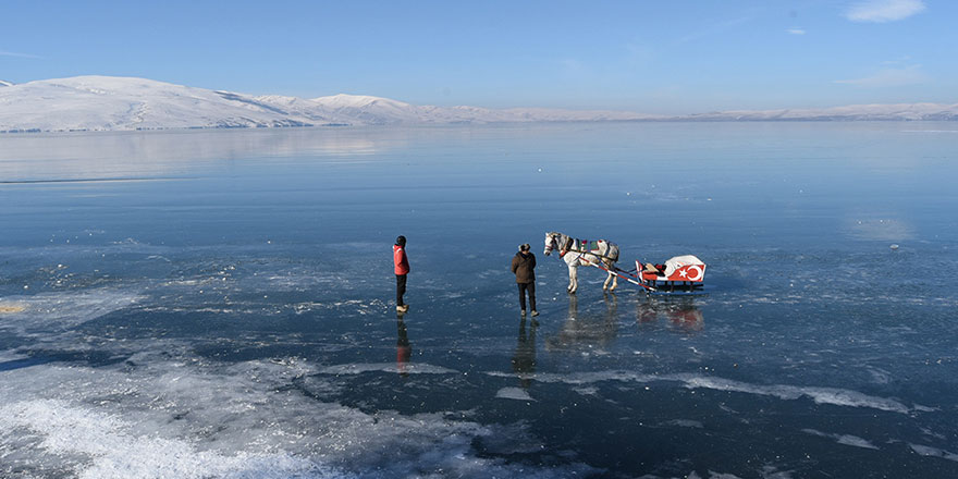 Çıldır Gölü'nde buz üstünde atlı kızak keyfi