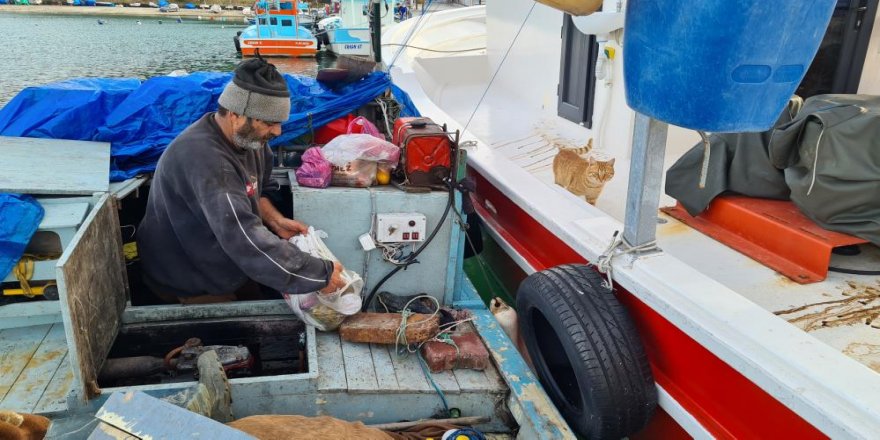 'Bu dünya yalan' dedi, 6 yıldır 2 metrelik teknede yaşıyor