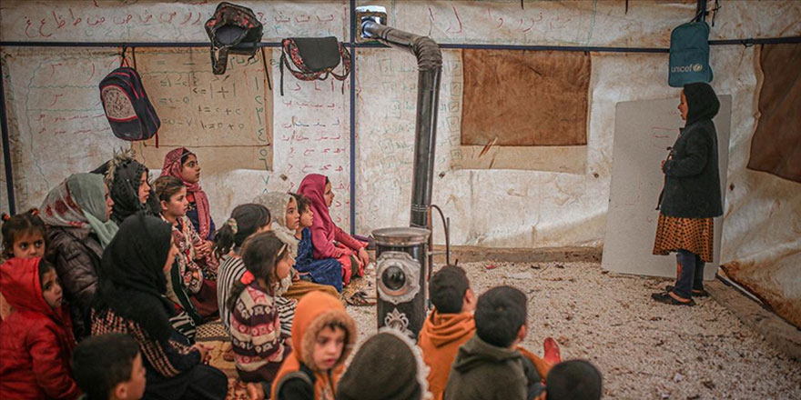 İdlibli öğrencilerin sınıfı böyle: Çadır yırtık, sobada yakacak yok