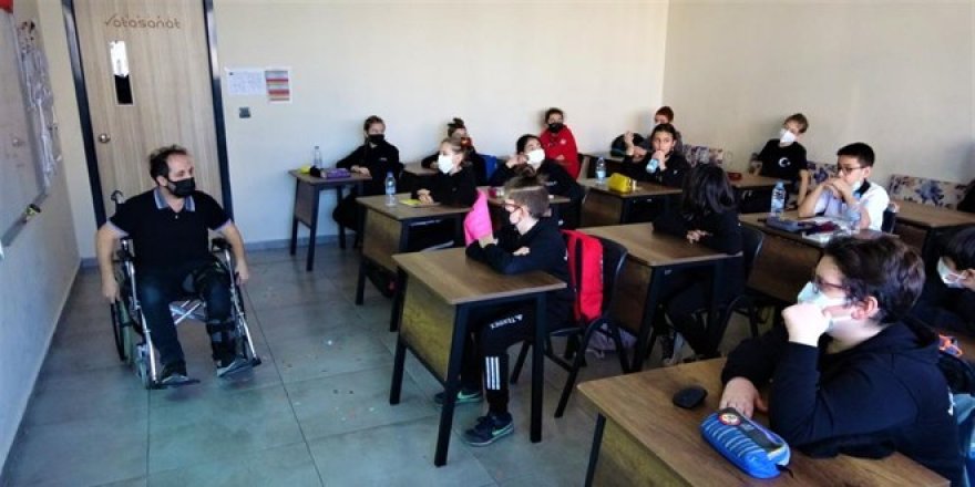 Rapor almayı reddeden öğretmen tekerlekli sandalye ile derse giriyor