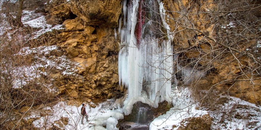 Elazığ'da Zumuhte Şelalesi dondu