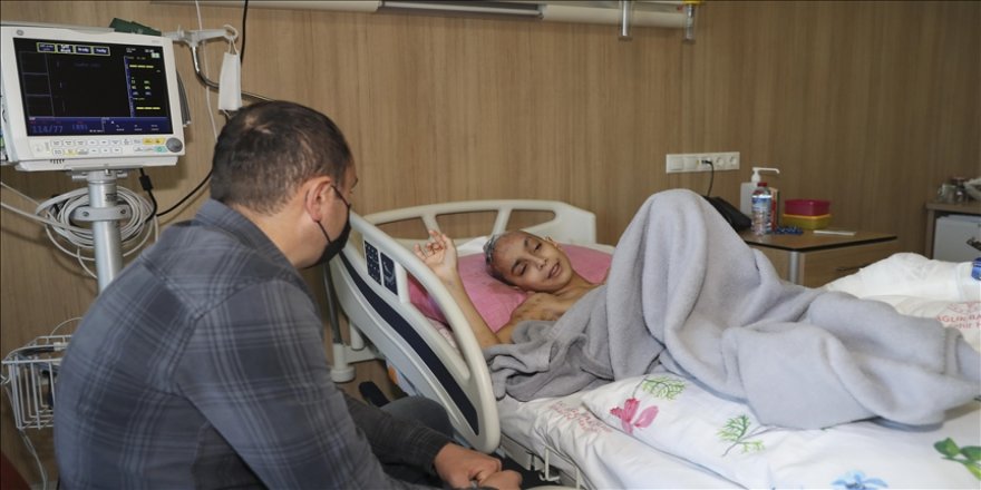 Sokak köpeklerinin saldırısının ardından 9 ameliyat geçiren Enes, yeniden yürümeye hazırlanıyor