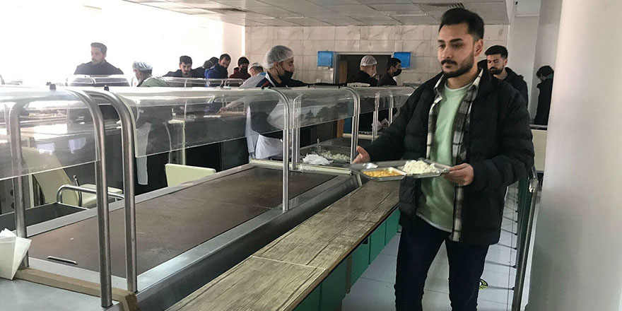 Sigarayı bıraktı, biriktirdiği parayla 4 bin 500 öğrenciye yemek fişi dağıttı