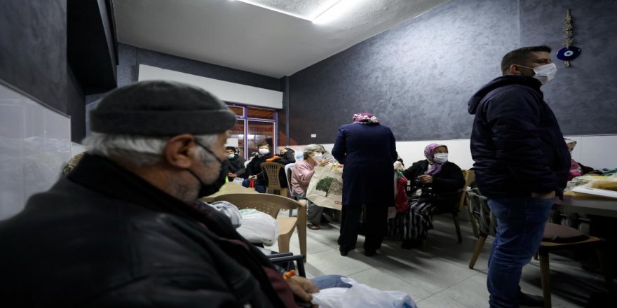 Aşevi kurarak günde 300 kişiyi doyuran iki esnaf barınma evi için kolları sıvadı