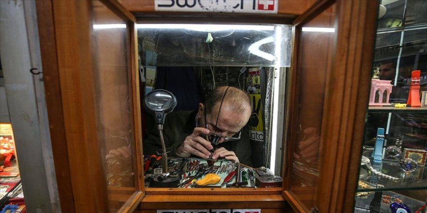 Yarım metrekarelik dükkanda zamana ayar veriyor