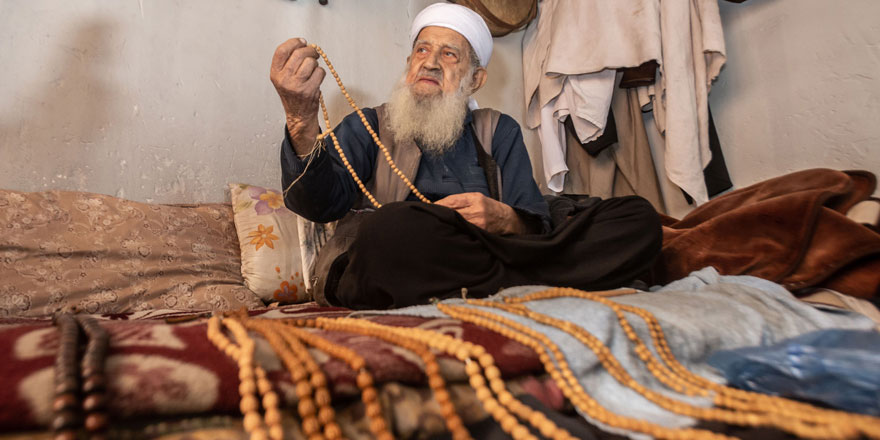 89 yaşındaki Muhammed dede 76 yıldır zeytin çekirdeğinden tespih yapıyor