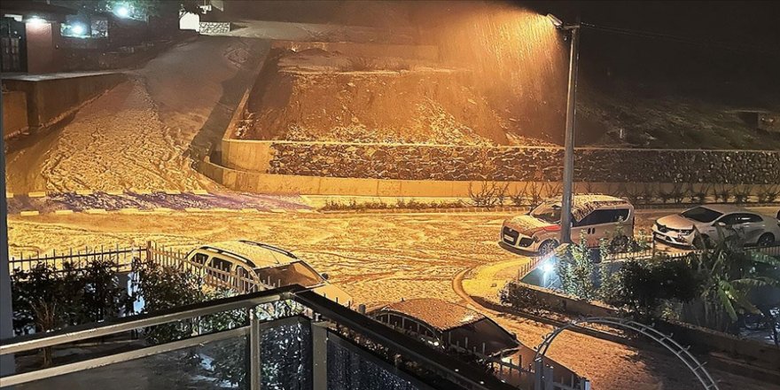 Marmaris'te dolu yağdırıldı her taraf bembeyaz oldu