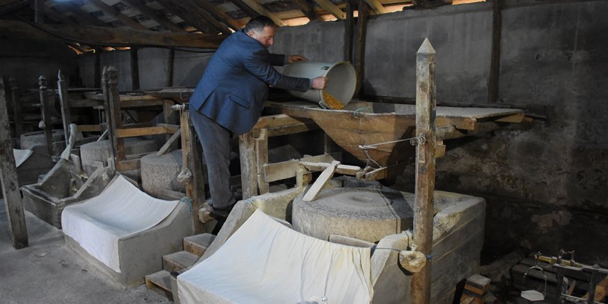 Dede mirası değirmende geleneksel yöntemlerle un öğütüyor