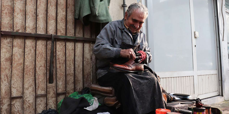 Aynı köşede 54 yıldır Besmeleyle ayakkabı boyuyor