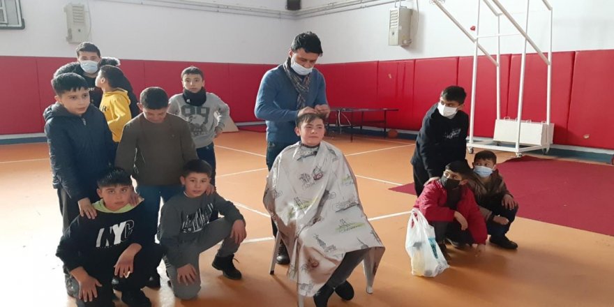 Öğretmen, taşımalı eğitim gören öğrencilerinin saç tıraşını da yapıyor