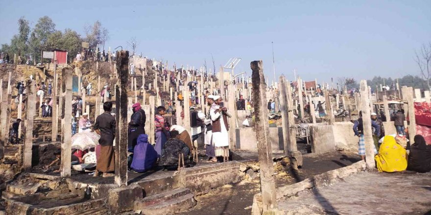 Bangladeş'te göçmen kampında çıkan yangında 4 bin 500 kişi evsiz kaldı