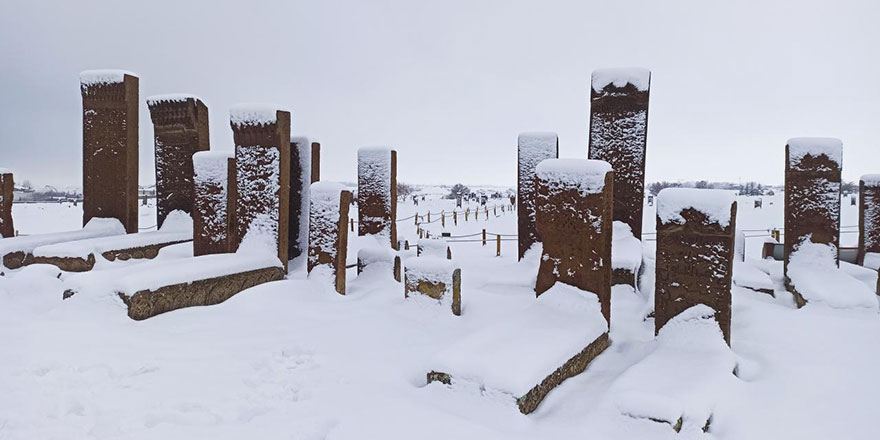 Bitlis'teki Selçuklu Mezarlığı beyaz rahmete büründü