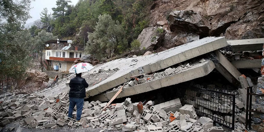 Alanya'da dağdan kopan kaya parçaları 3 katlı evi yıktı