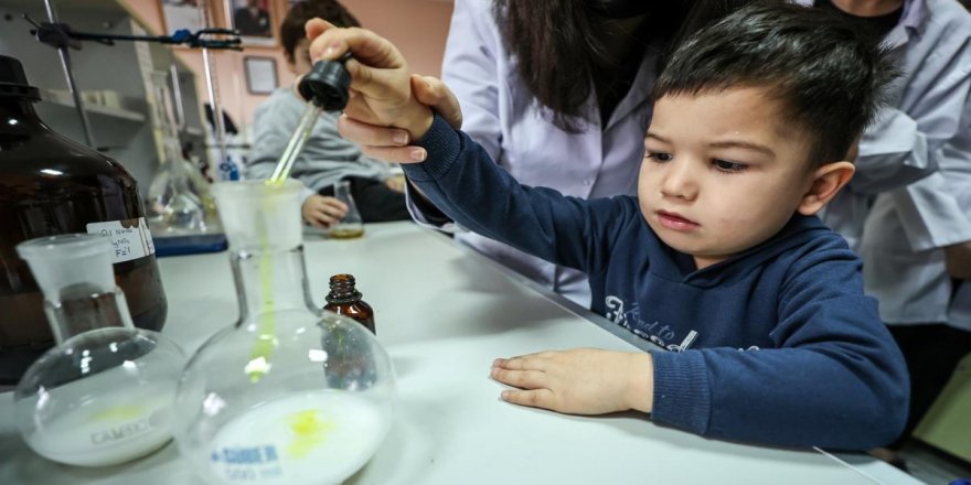 Liseliler kolları sıvadı, miniklere rehberlik ediyor