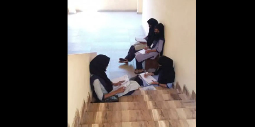 Bangladeşli öğrencilerden Hindistan'da başörtüsü yasağına maruz kalan öğrencilere destek